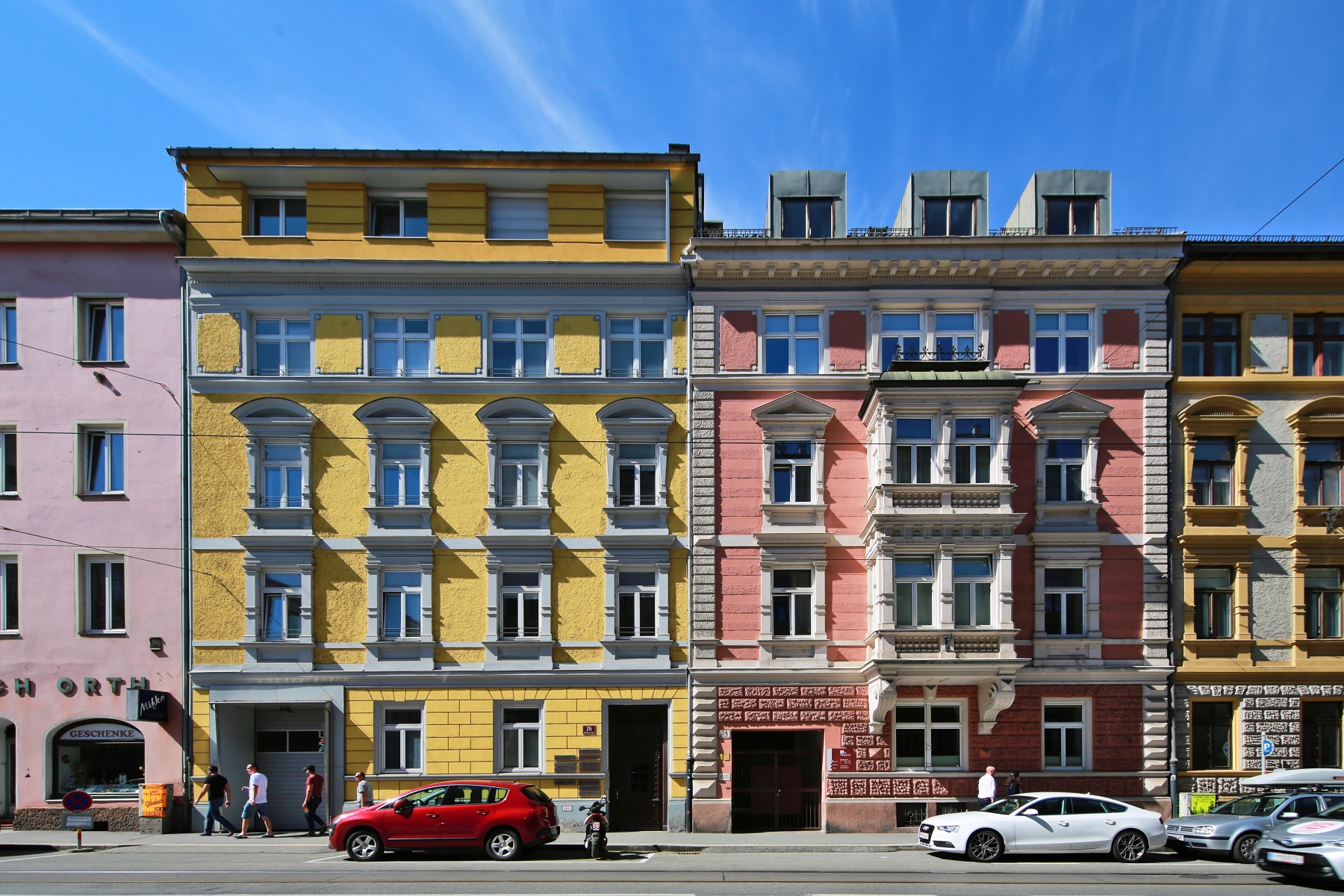 Khu phố cổ Altstadt von Innsbruck gây ấn tượng với du khách bởi phong cách nghệ thuật độc đáo