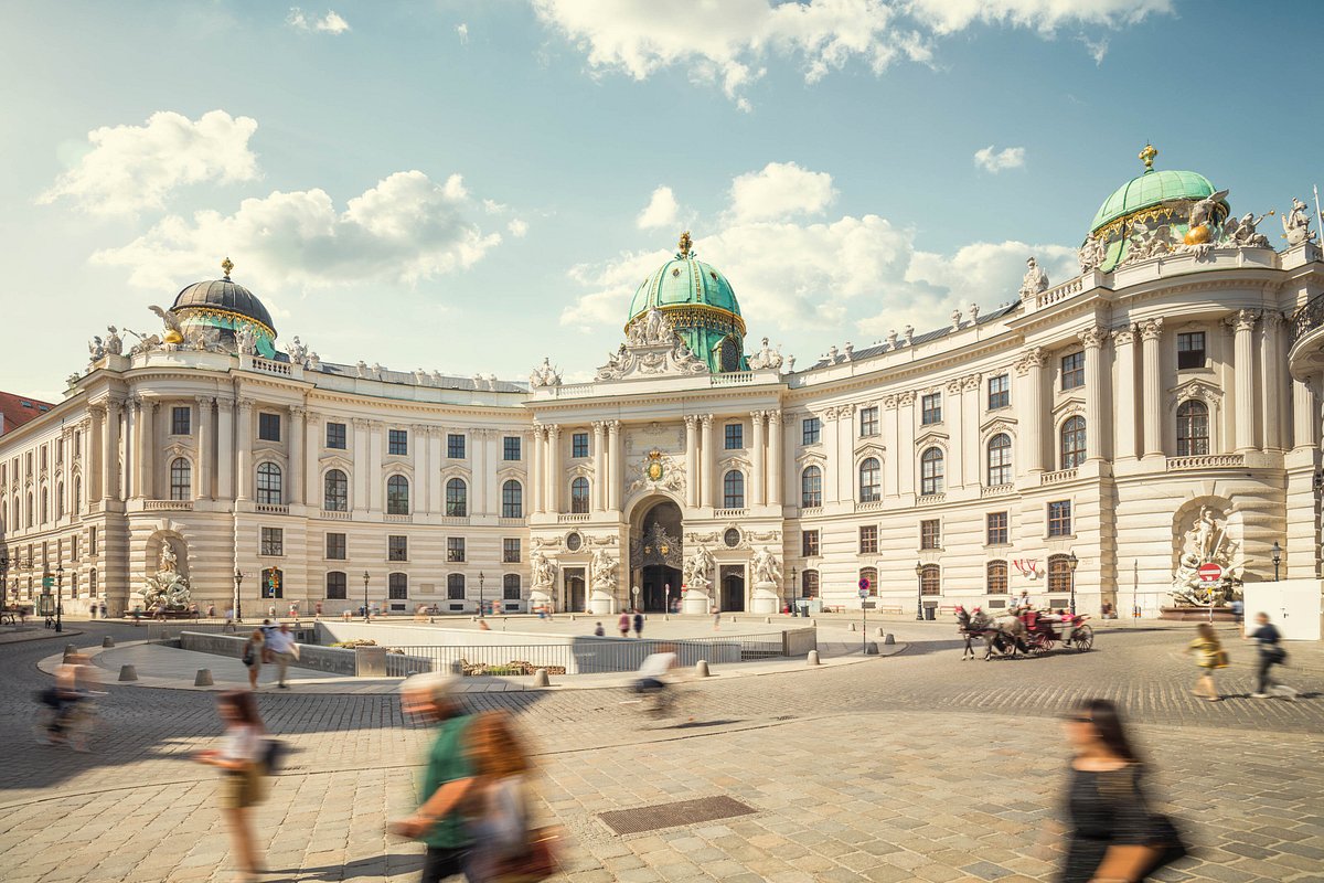 Cung điện Hofburg thu hút một lượng lớn khách du lịch đến tham quan mỗi năm