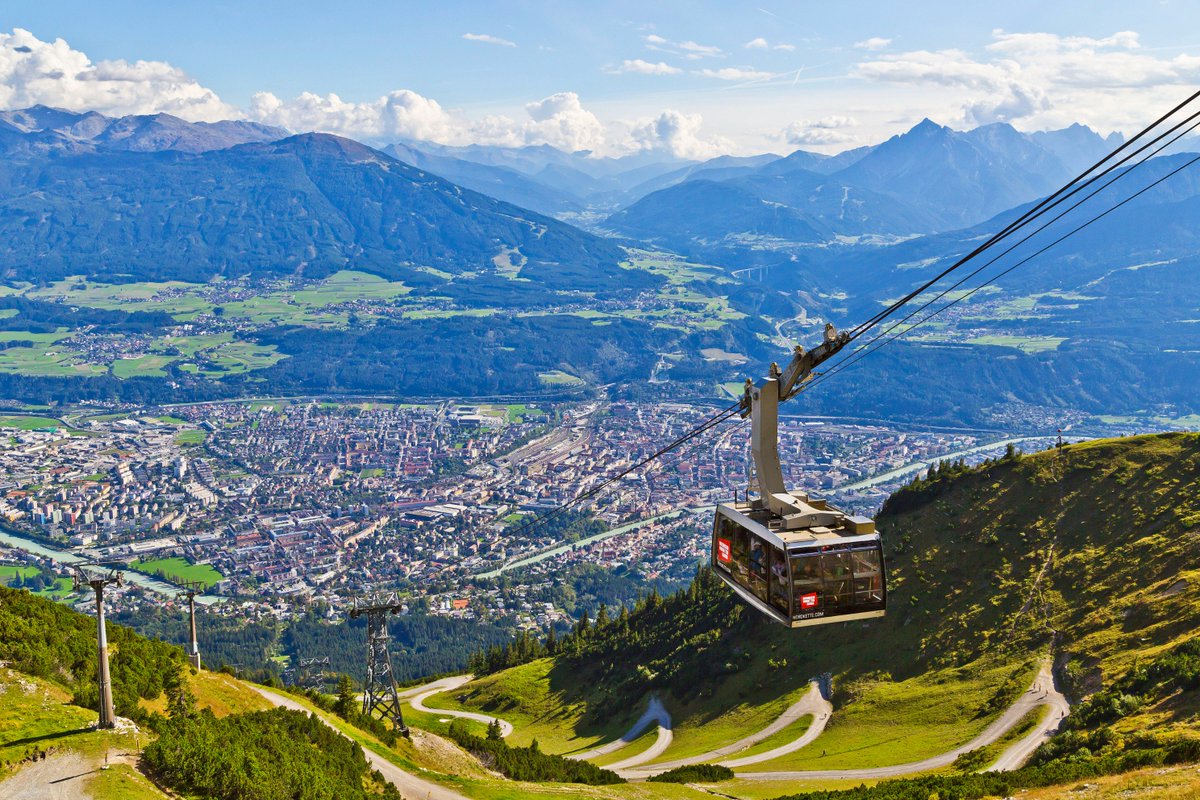 Dãy núi Nordkette là nơi ngắm toàn cảnh thành phố Innsbruck đầy lý tưởng cho mọi người
